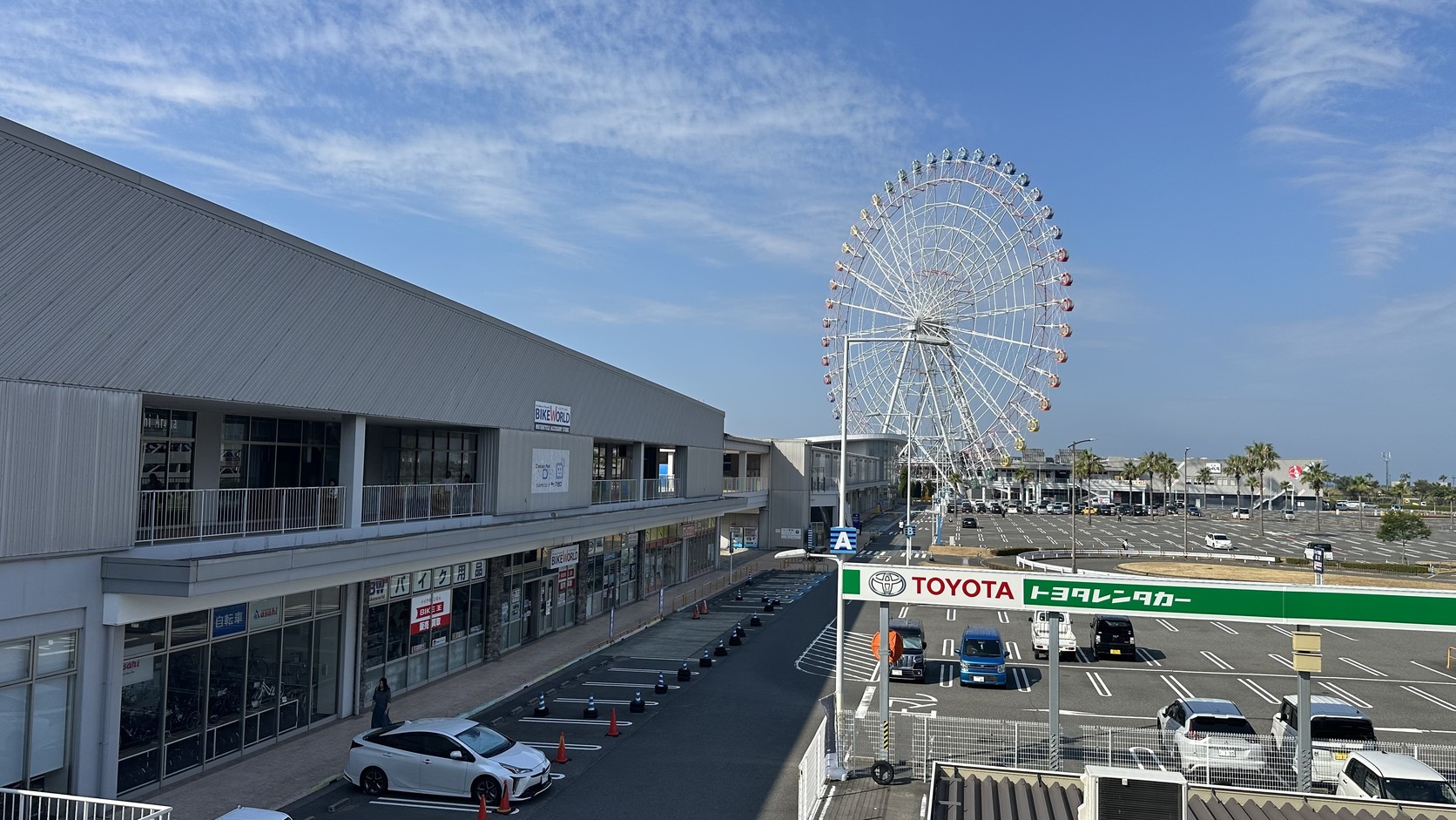 從高處看到的臨空城 SEACLE 商場外牆、摩天輪與停車場