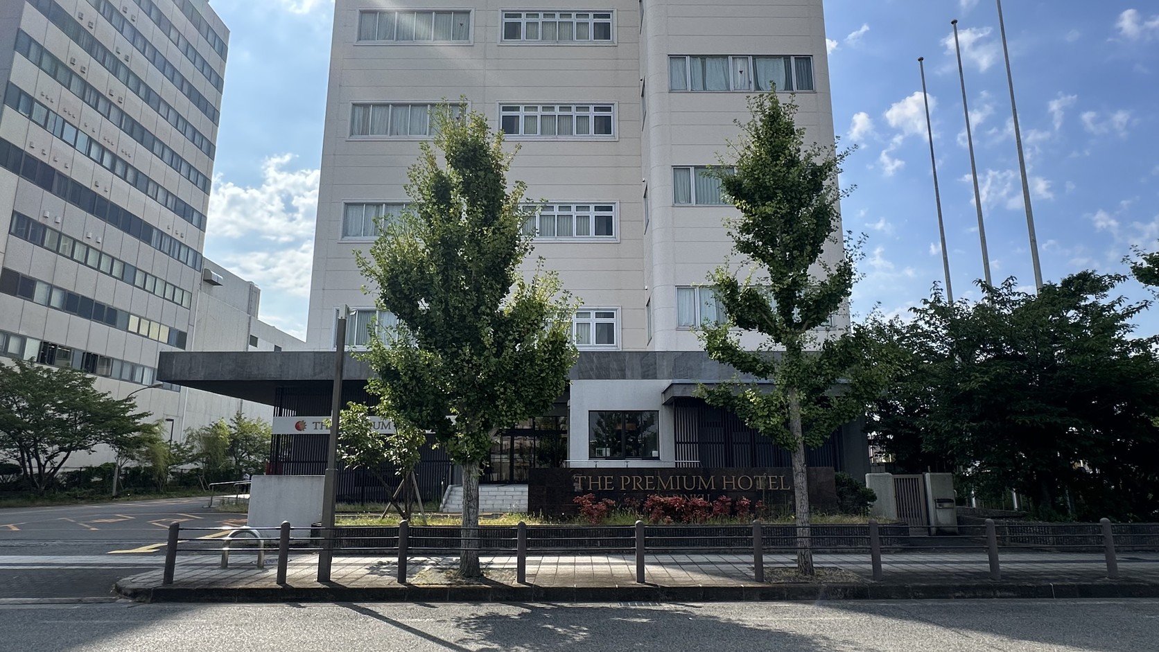 掛著「THE PREMIUM HOTEL」字樣的飯店大樓