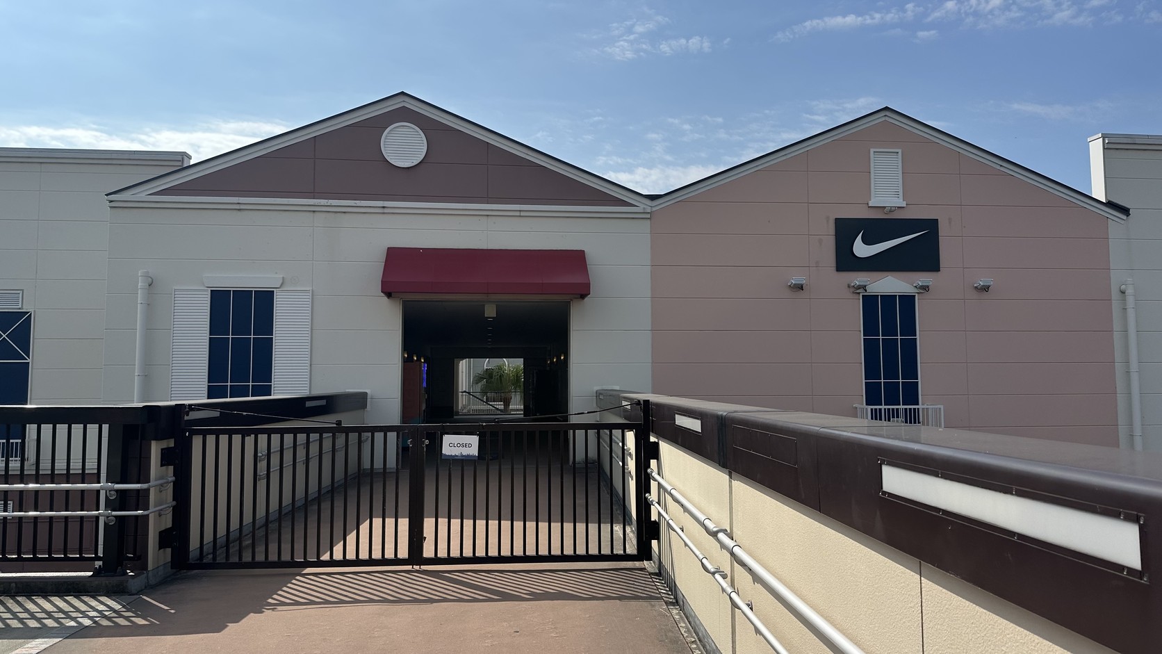 通往 Sea Side 區域的入口斜坡被柵欄擋住，貼著 CLOSED 標示，後方外牆有 Nike 標誌