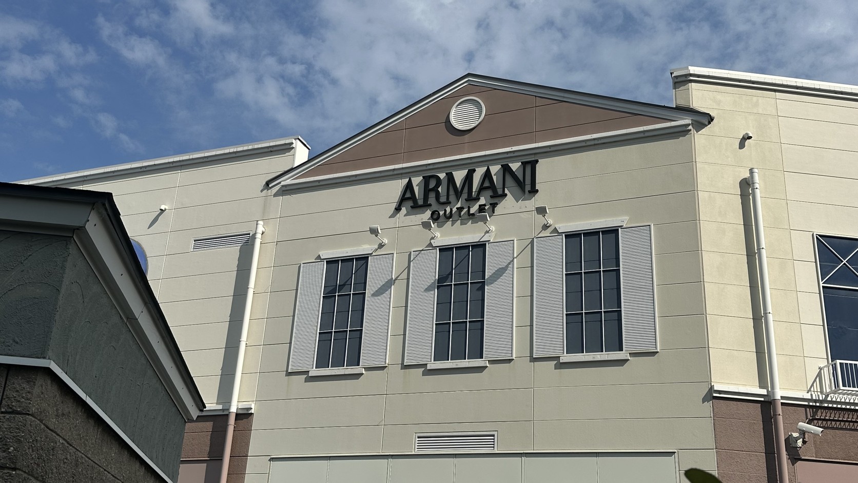 ARMANI OUTLET 的建築外牆