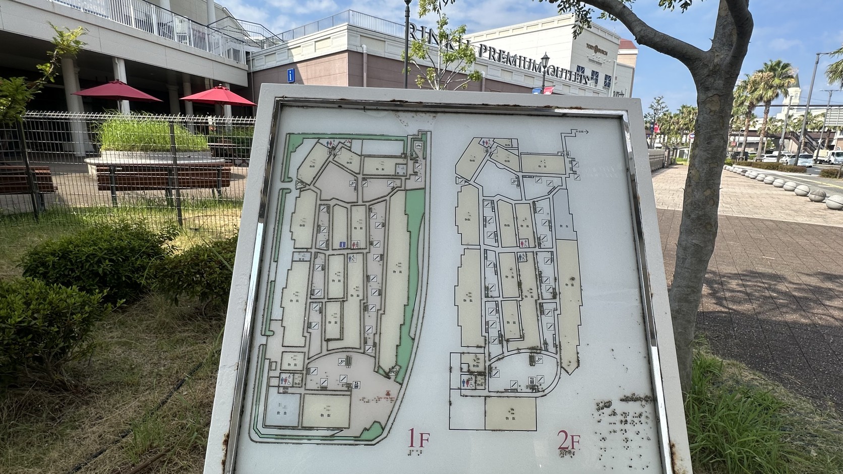 Outlet 外圍一塊已經褪色的樓層圖，標示 1F 與 2F