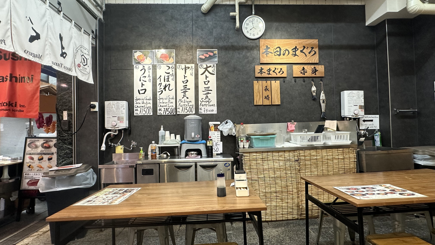 ENTOKI 牆面手寫菜單，⑥うにトロ、⑦こぼれイクラ 盛り寿司各 1,500 円，⑧中トロ三貫 1,500 円、⑨大トロ三貫 3,000 円