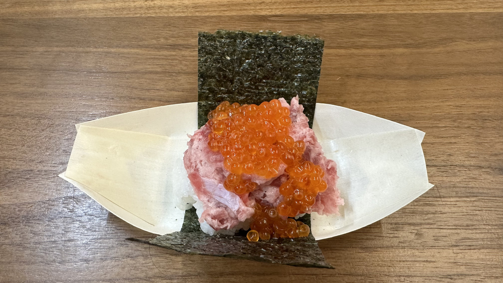 ENTOKI 的いくらトロ盛り寿司，海苔、白飯、鮪魚碎肉與鮭魚卵盛在木製小托盤上
