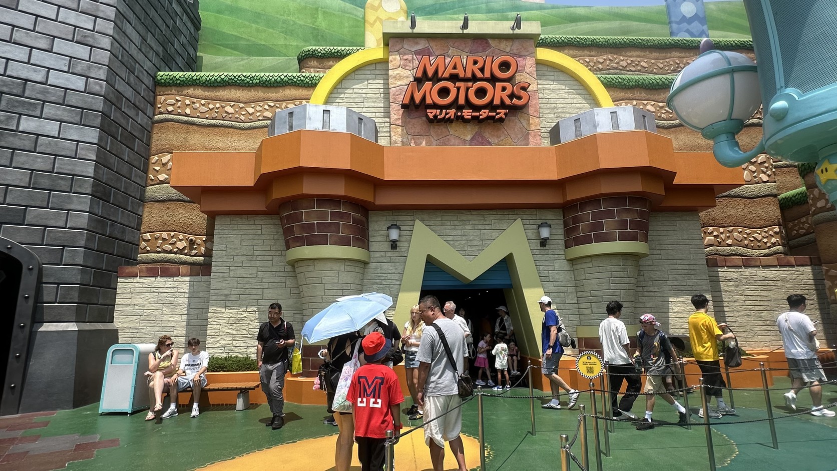 Mario Motors 商店外觀：橘色屋頂與黃色大寫 M 拱門