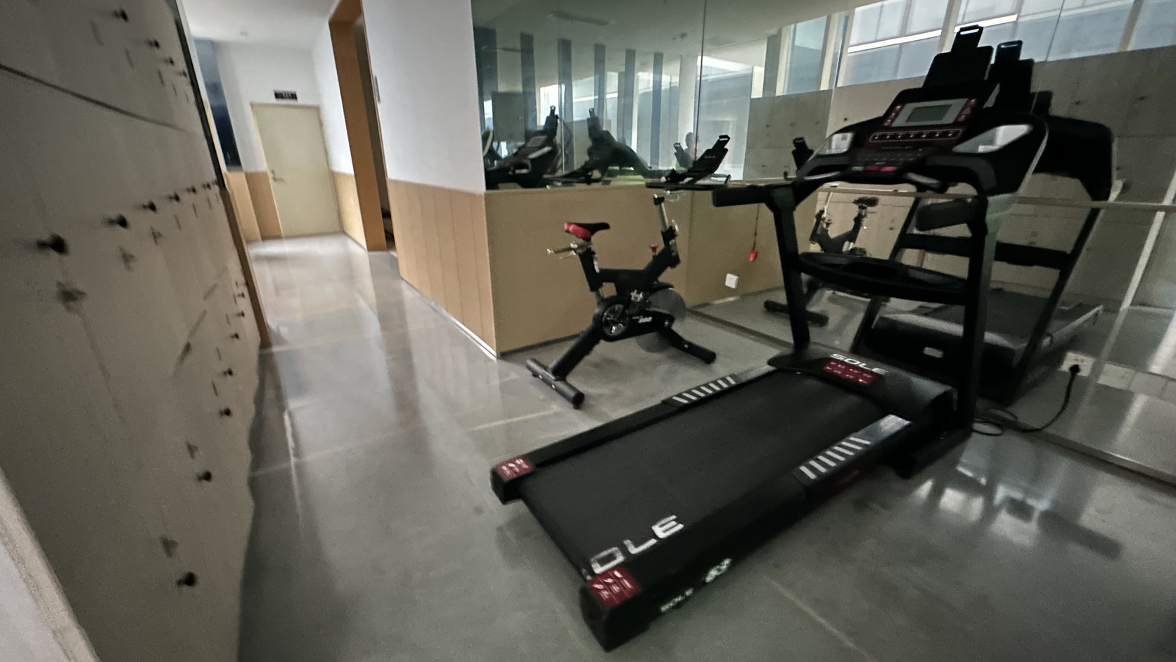 健身房內的跑步機與飛輪車