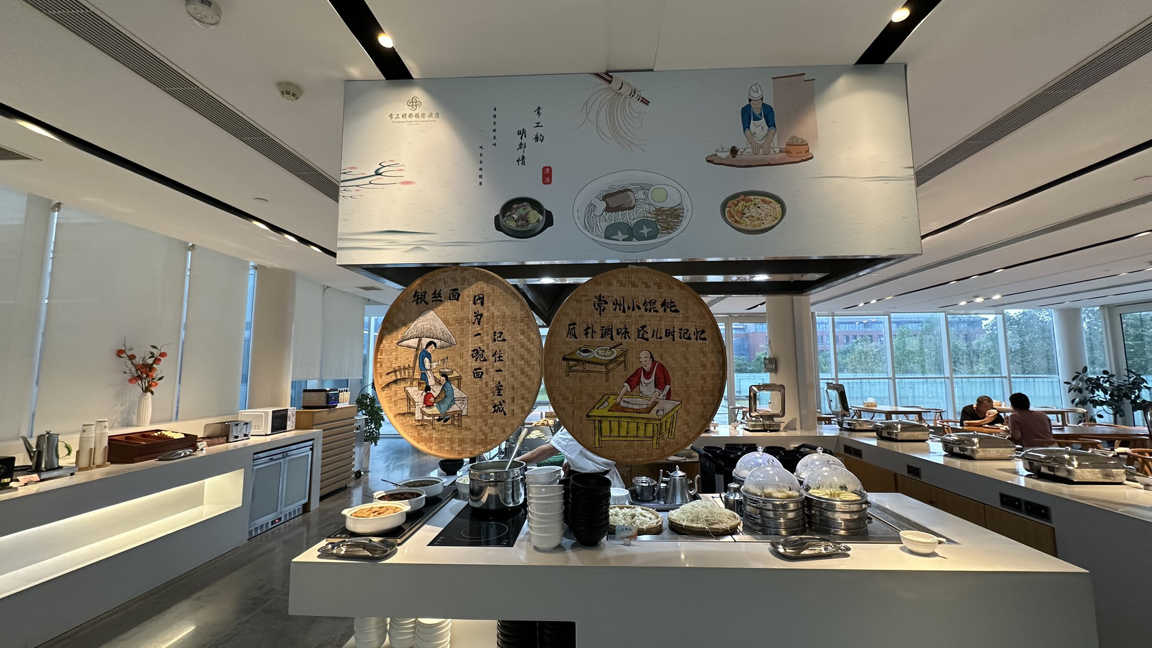 早餐現煮區上方掛著「銀絲麵」與「常州小餛飩」竹篩造型看板