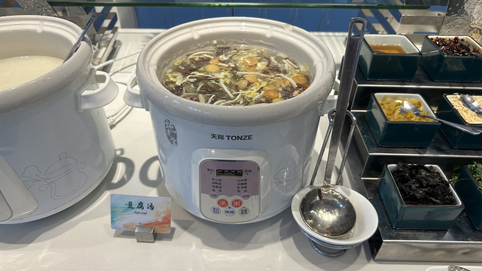 早餐餐檯上的豆腐湯與海苔等配料