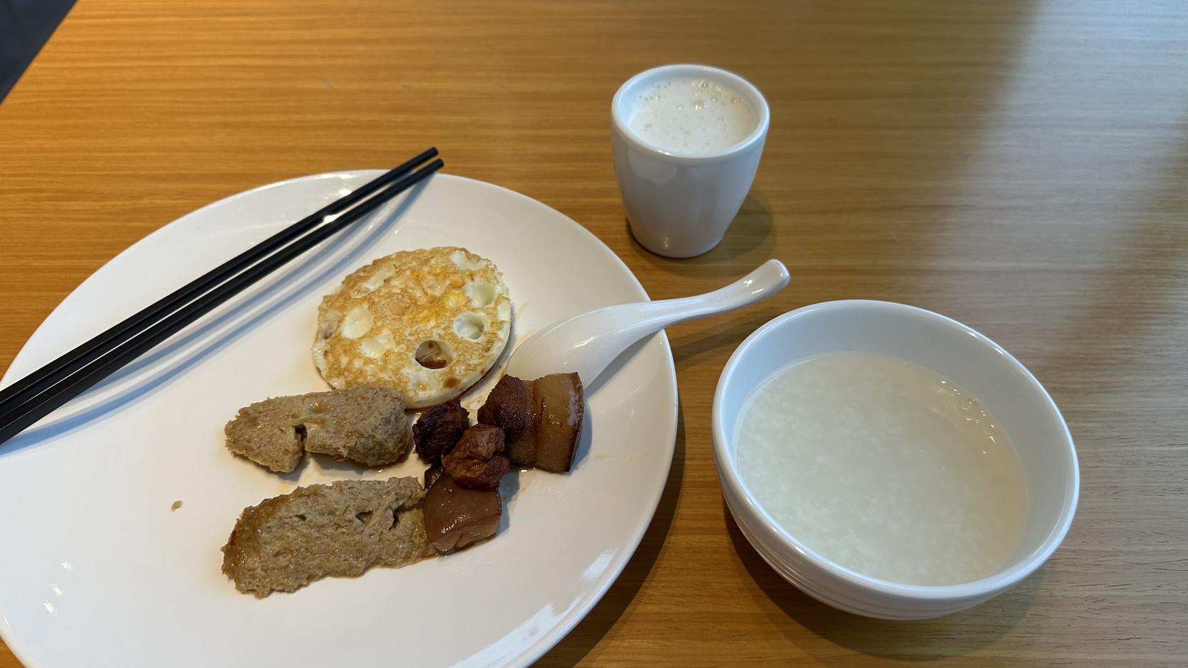 早餐餐盤：白粥與紅燒肉等餐點