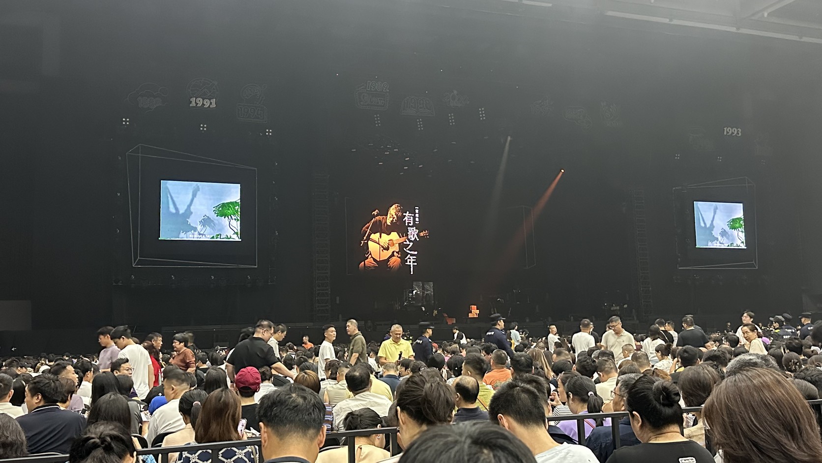 開演前的舞台全景：中央螢幕是李宗盛抱著木吉他的《有歌之年》主視覺，左右各有一面螢幕，舞台上方可見1991、1993等年份標記