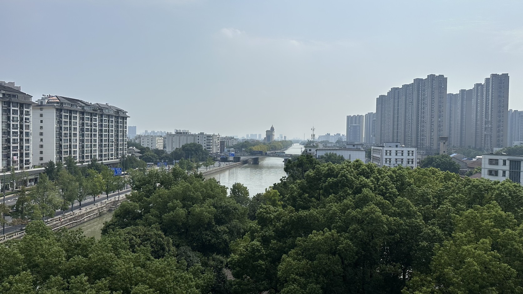 站在仰蘇閣高處遠望古運河與城市