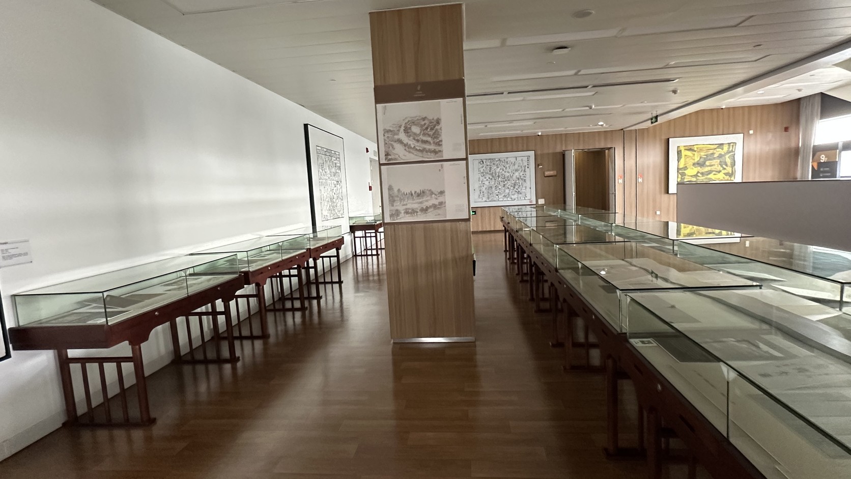 常州圖書館九樓長排玻璃展櫃與展廳全景