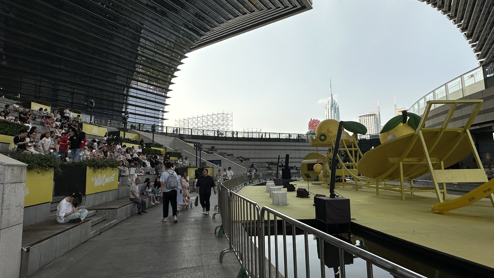下沉廣場階梯座席與舞台、水景