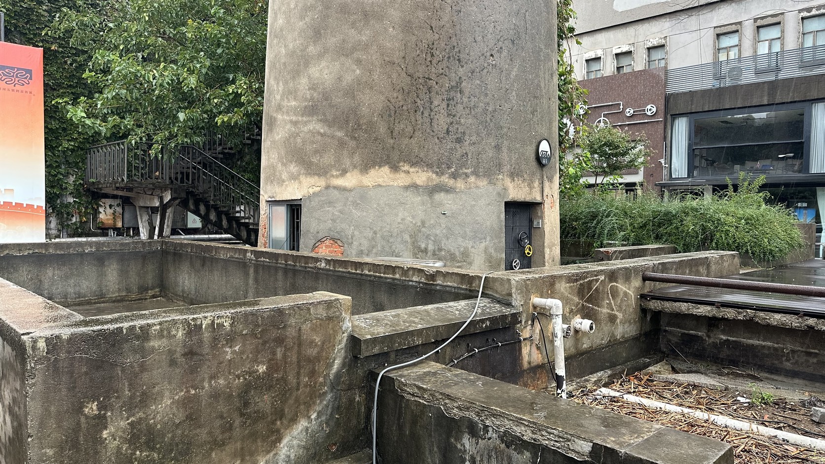 高塔底部的舊水泥牆面與舊設施