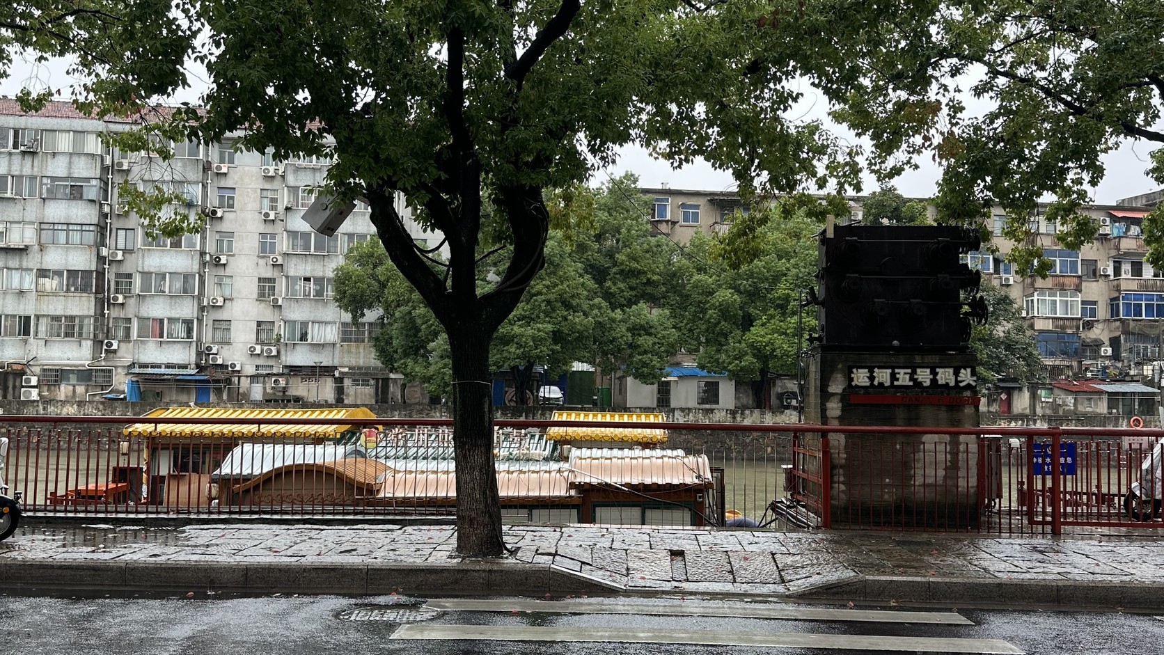 園區出口馬路對面的「運河五號碼頭」