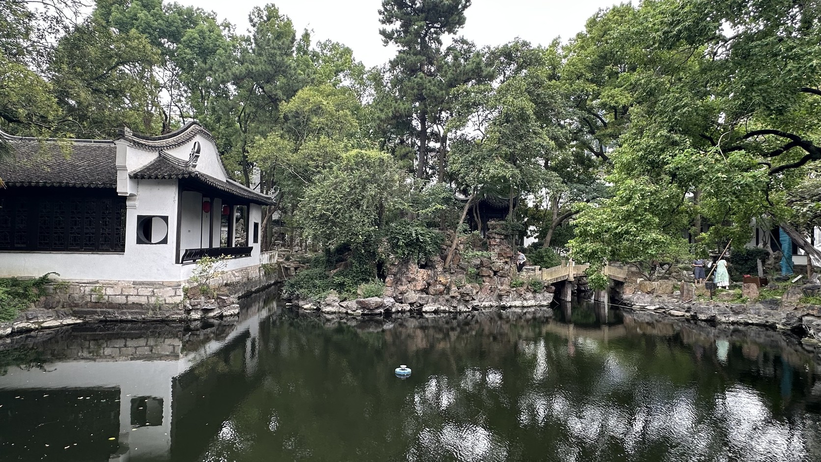 近園中央的池水與對岸白牆屋舍