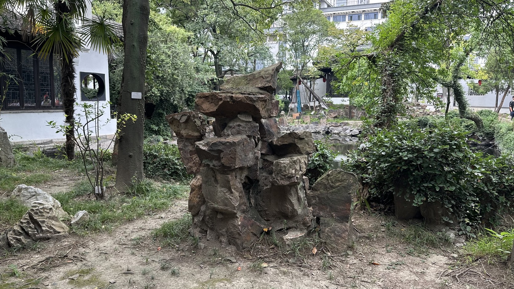近園的假山石與樹木