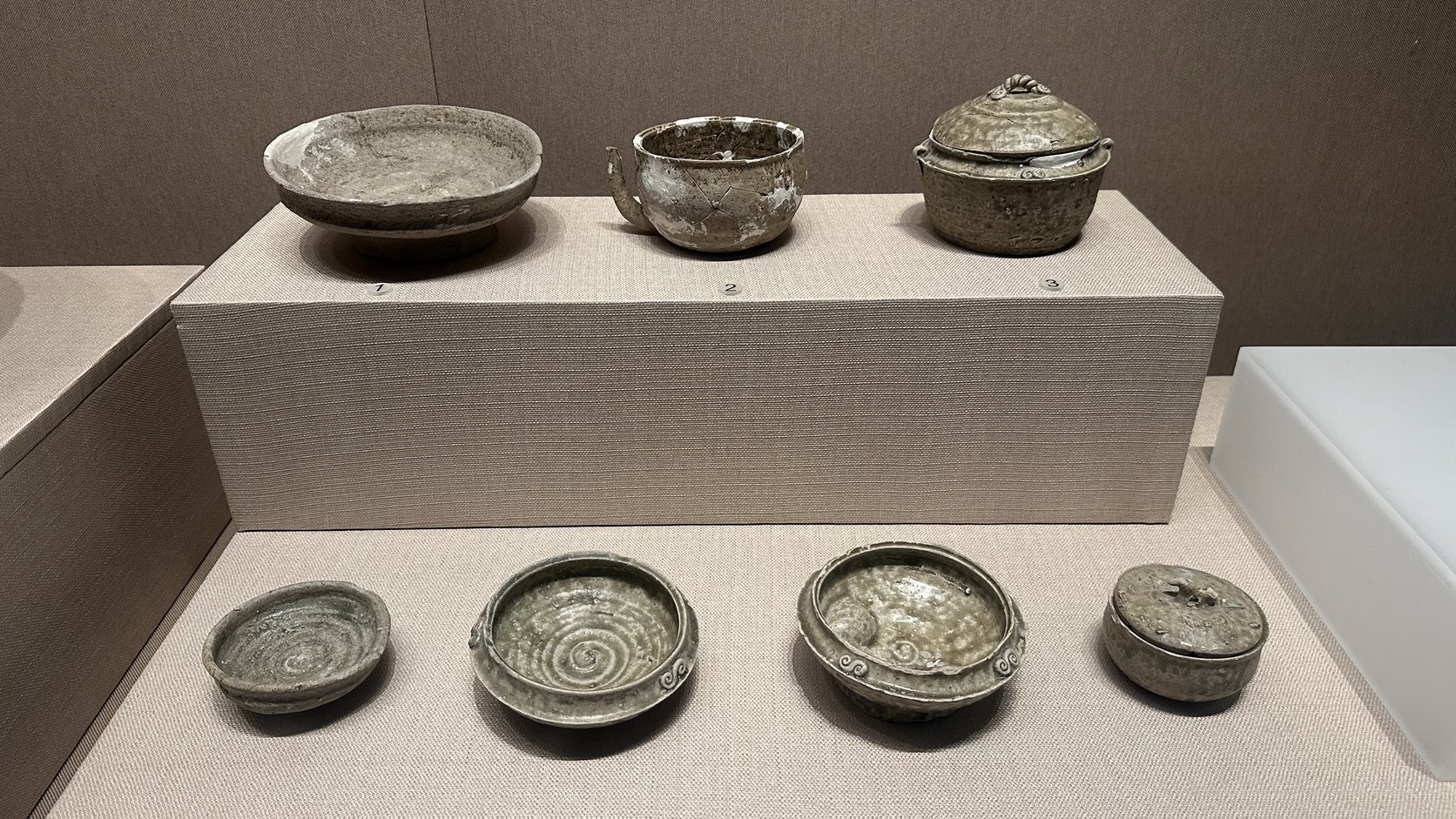 武進淹城出土的西周晚期至春秋中期原始青瓷展櫃