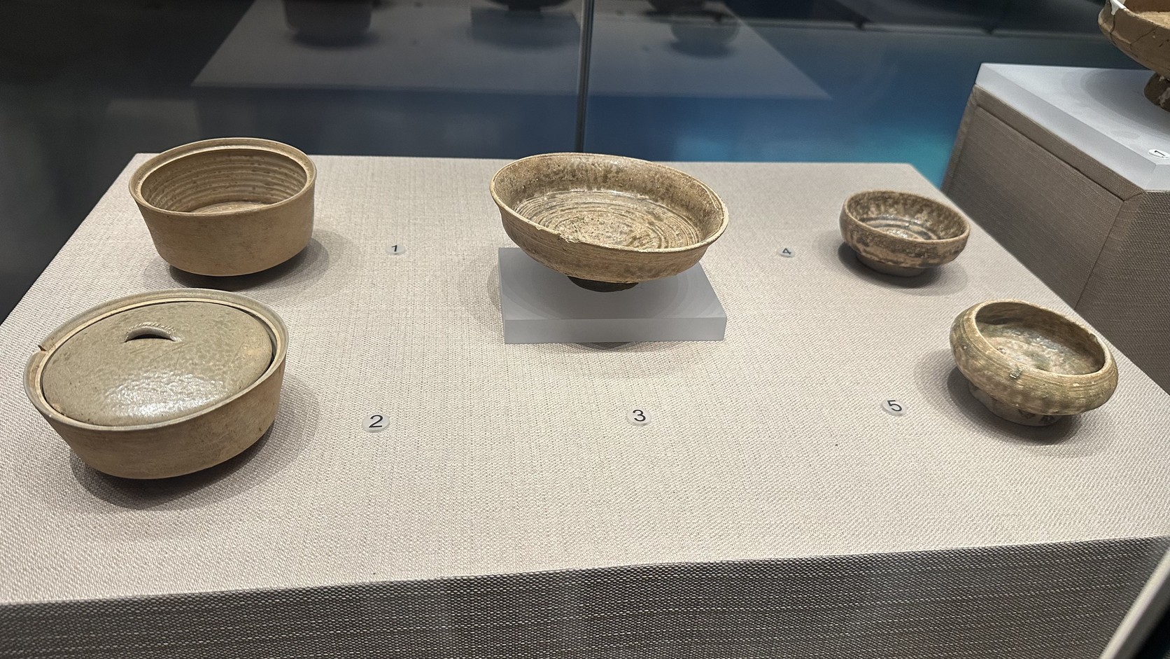 金壇薛埠土墩墓出土的原始青瓷展櫃