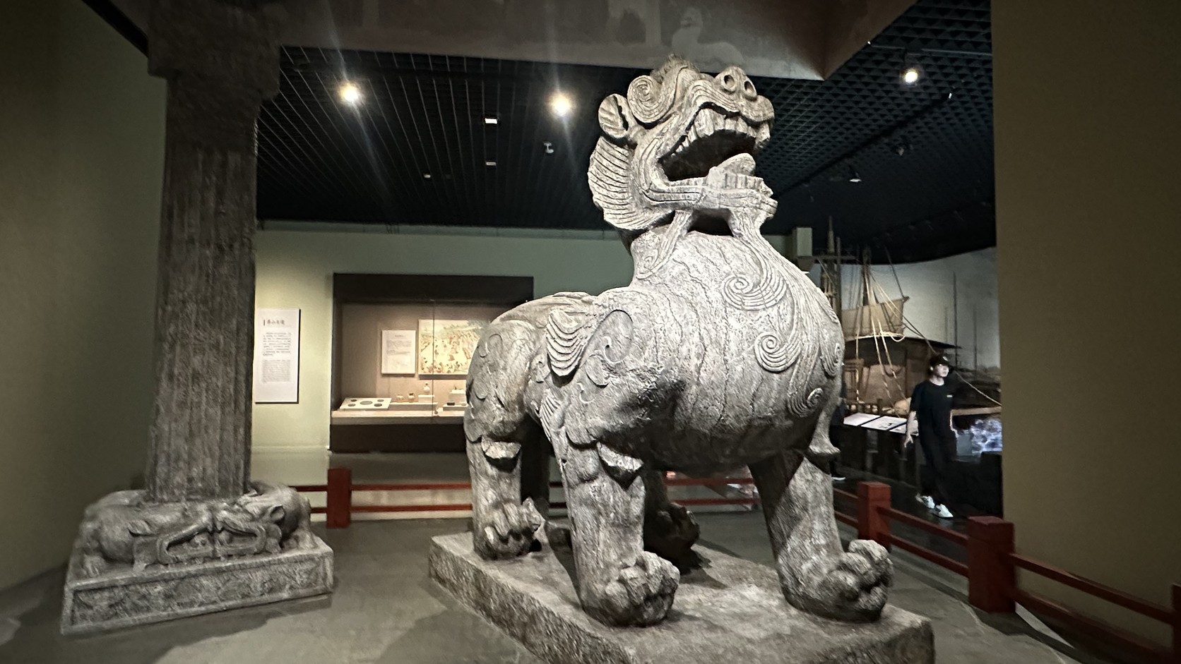 展廳中的大型南朝石麒麟與神道柱
