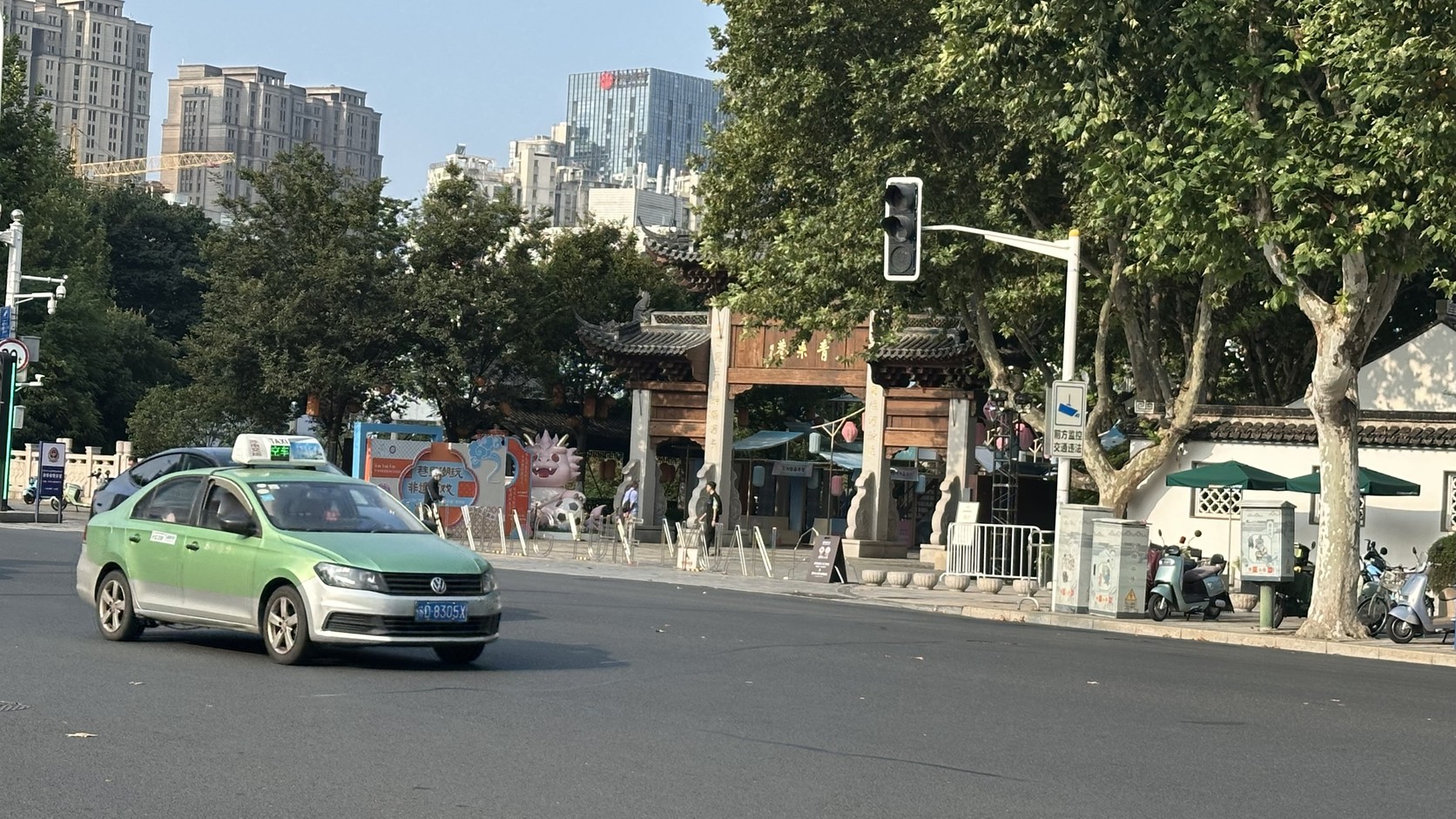 從青果巷牌坊方向望向路口的街景