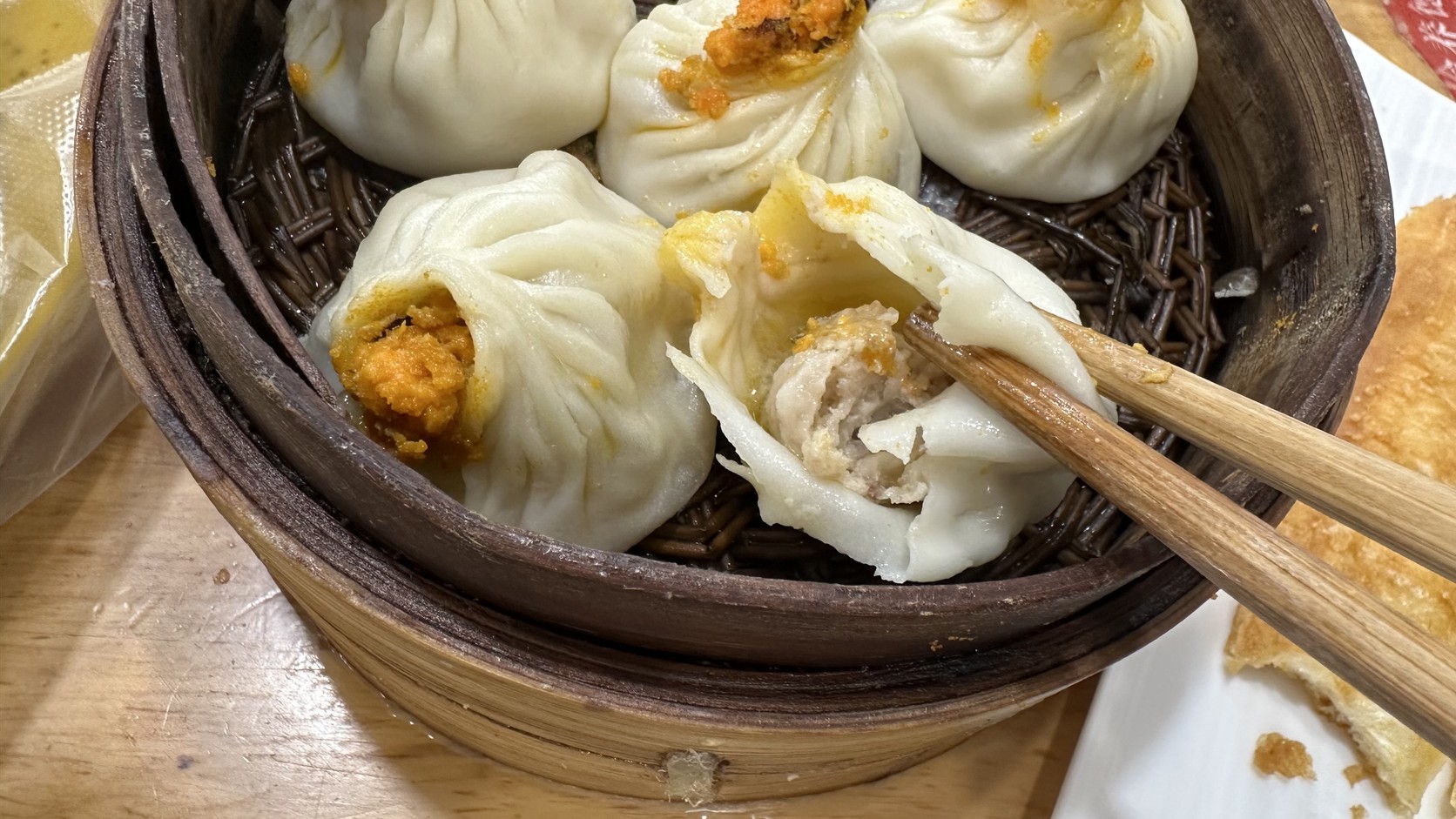 咬開的蟹黃小籠包，可見內部是豬肉餡