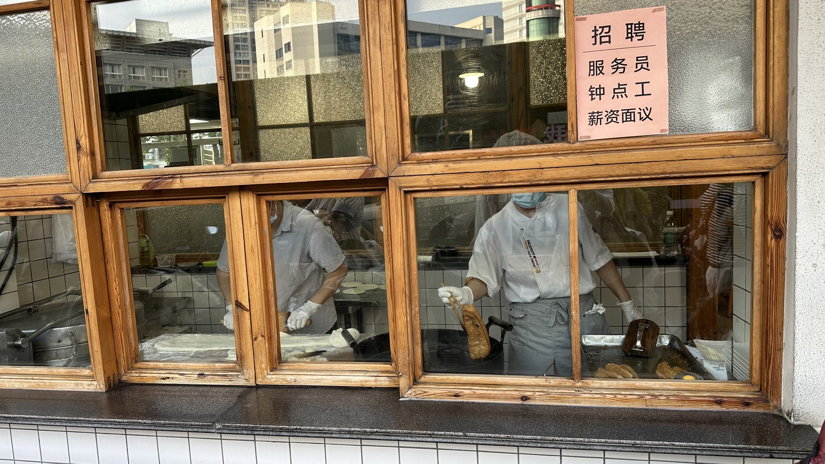 窗口內師傅正在現炸油條