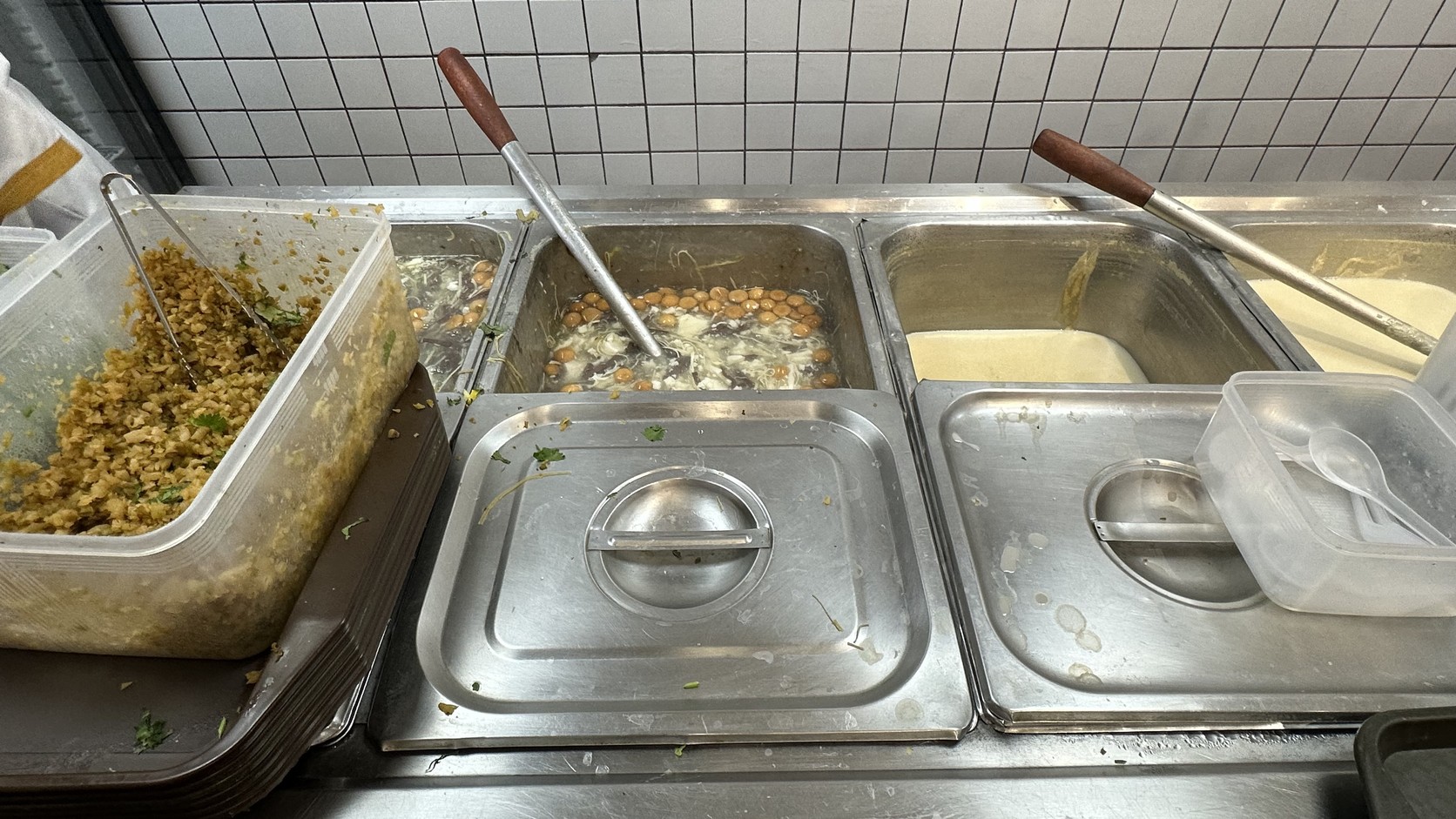 取餐區分格擺放的豆腐湯配料