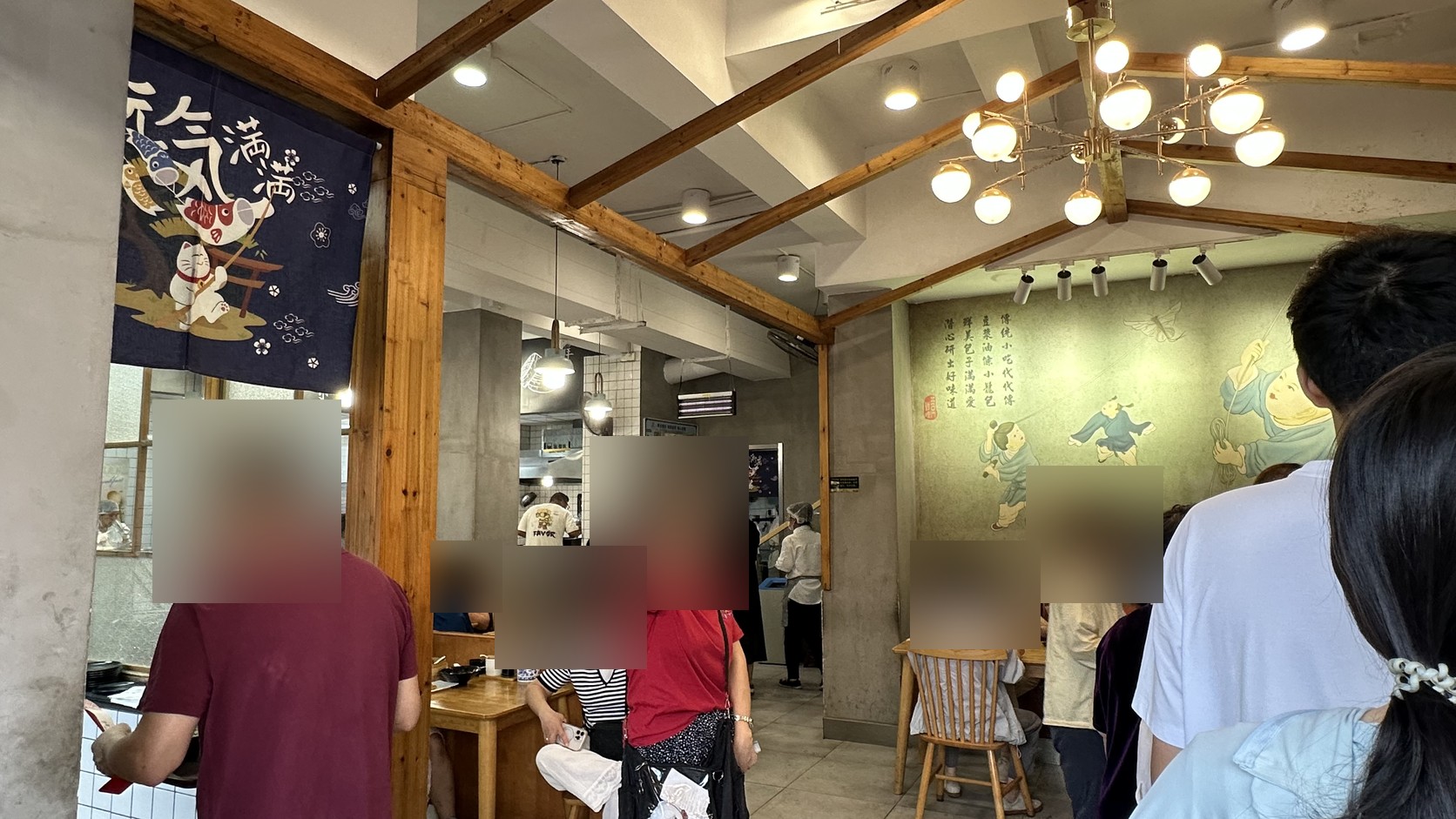 店內一樓候位隊伍與座位區