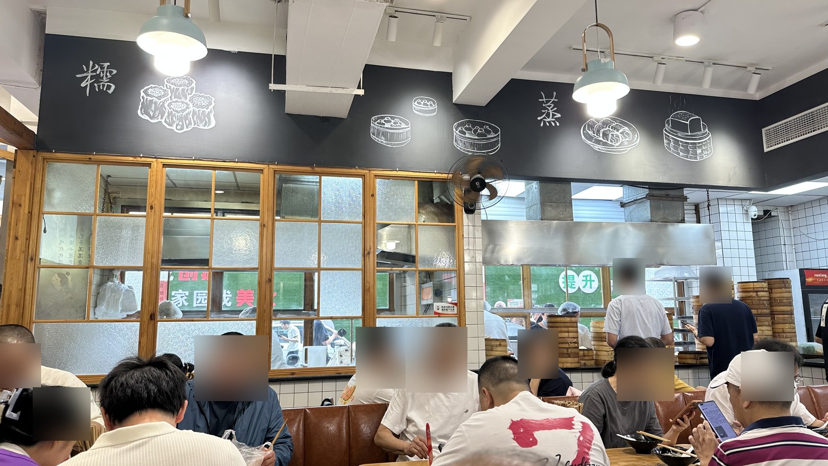 一樓用餐區，牆面標示糯、蒸、炸油條、煮的料理分區，製作區就在座位旁