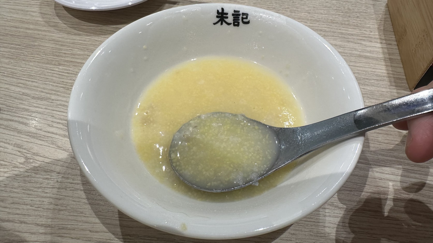 湯匙舀起的小米粥，可見細小的淡黃色顆粒