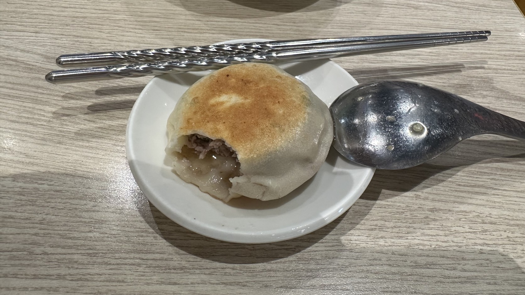 咬開的朱記牛肉餡餅，可見肉餡與湯汁
