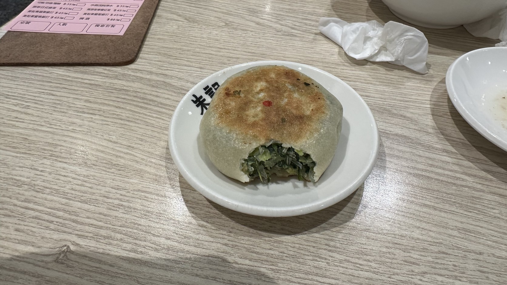 咬開的朱記花素餡餅，內餡是細碎青菜