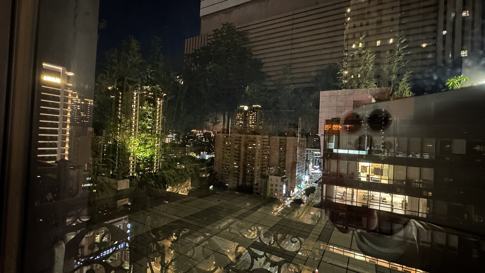 從 16 樓玻璃窗望出去的桃園市區夜景