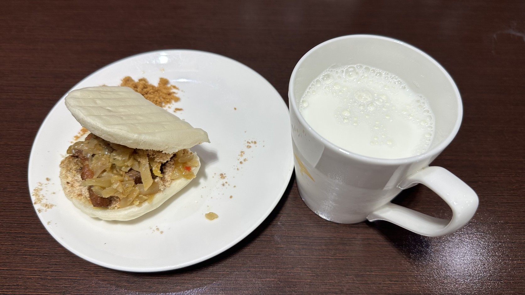 贊贊小屋早餐選的客家封肉刈包與一杯鮮牛奶