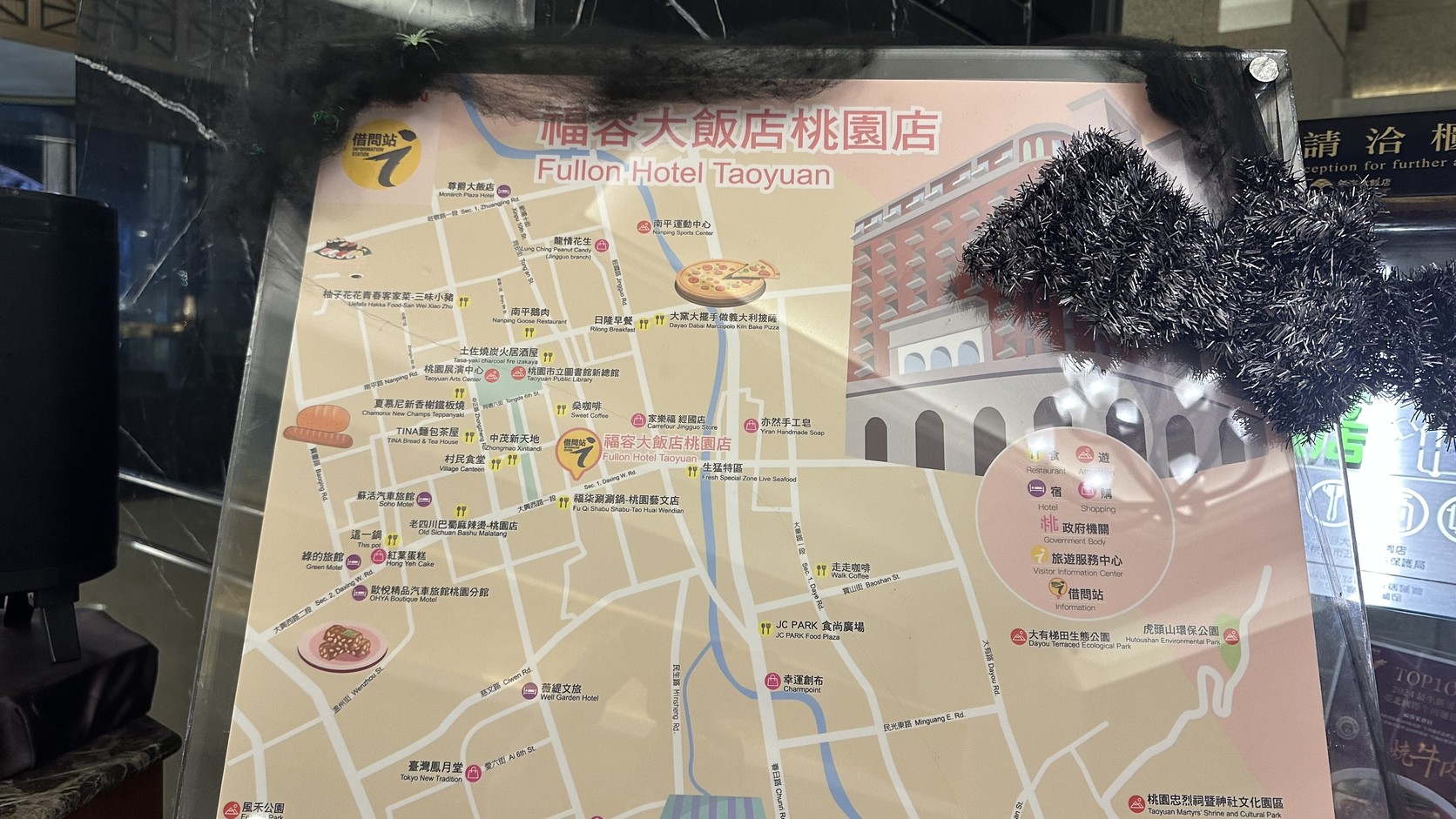 飯店大廳的旅遊導覽地圖，標示周邊的餐廳、購物與觀光景點