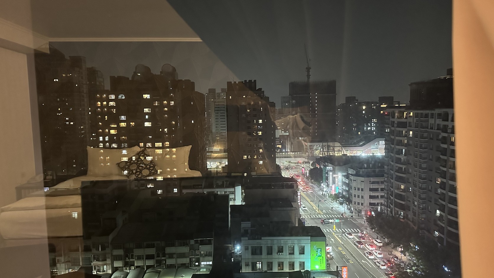 從14樓客房窗戶望出去的臺中夜景：街道車流與亮著燈的大樓