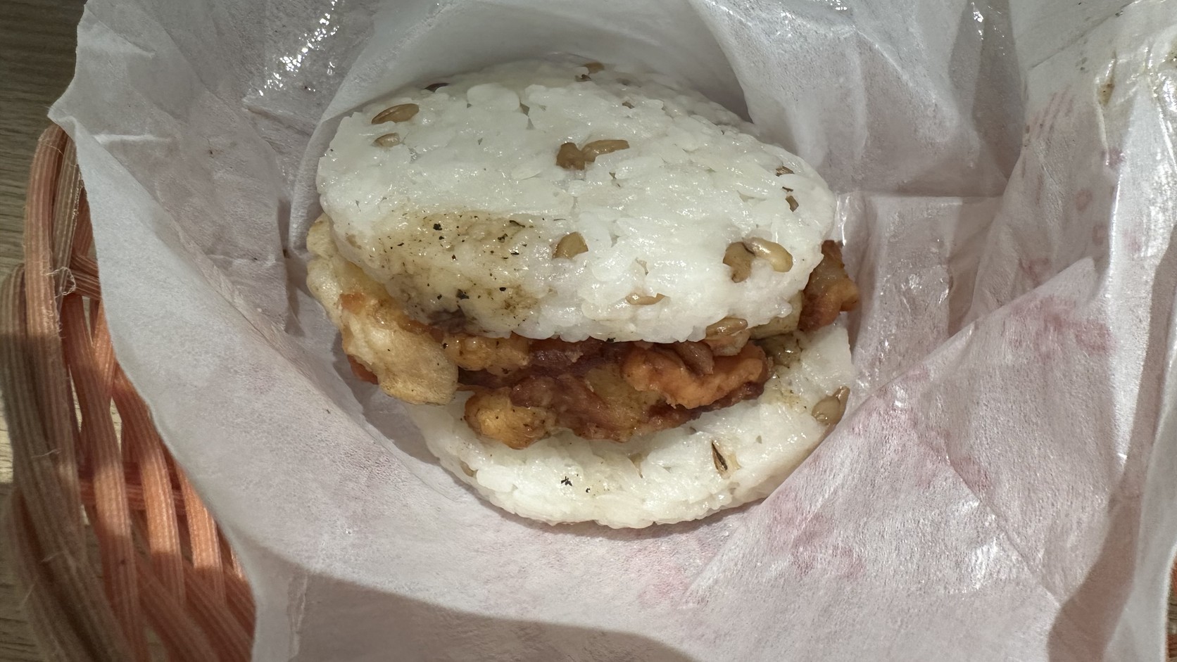 超級大麥海洋珍珠堡外觀：上下兩片大麥米飯餅包著餡料，放在白色包裝紙上