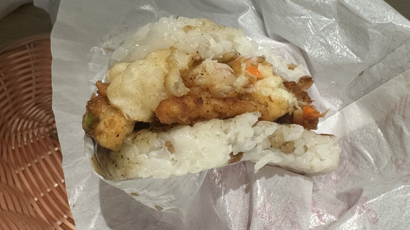 超級大麥海洋珍珠堡剖面：大麥米飯之間夾著鮮蝦等海鮮餡料
