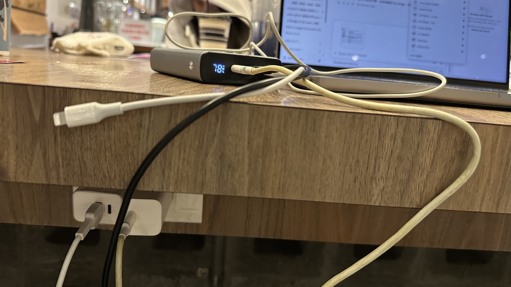 多那之德民門市長桌下方的電源插座，接著手機與筆電的充電線