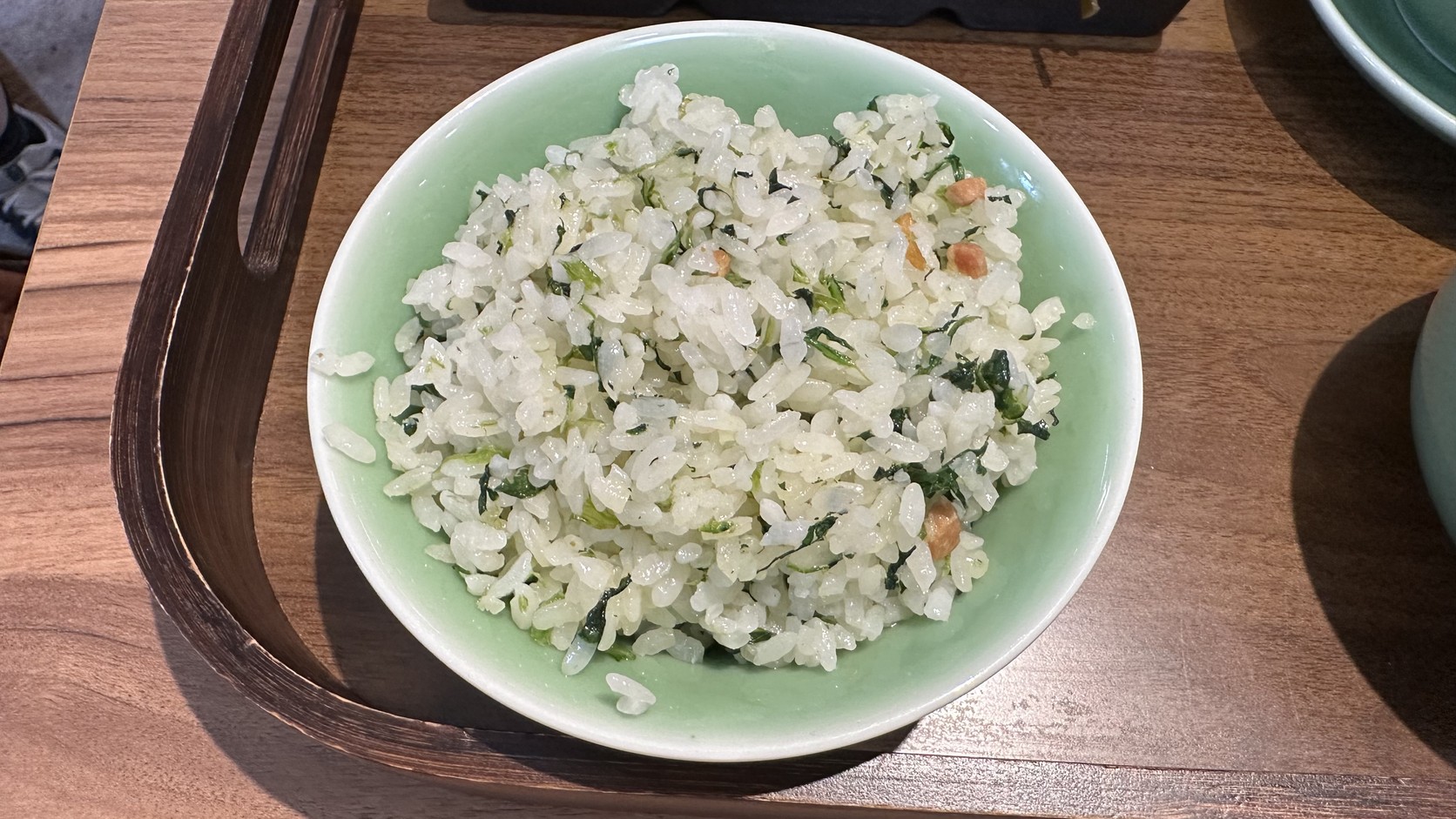上海青香菜飯特寫：淡青瓷碗裡的白飯夾著細碎青菜