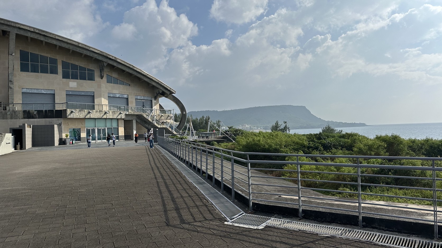 從本館前往世界水域館的戶外海岸步道，右側可看到海景