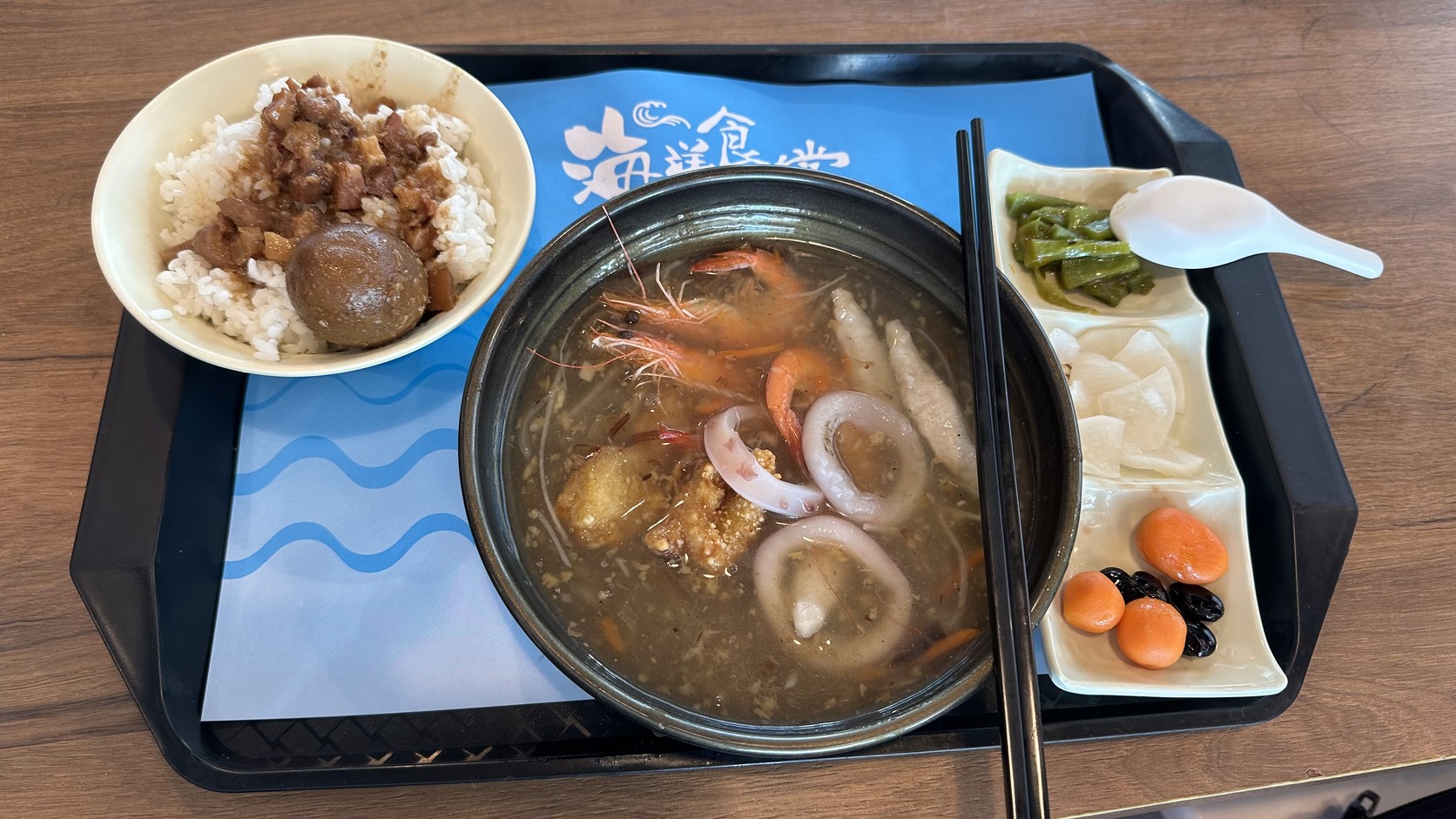 海洋食堂招牌特製套餐：一碗蝦、魚與魷魚圈的羹湯、加了滷蛋的肉燥飯與小菜