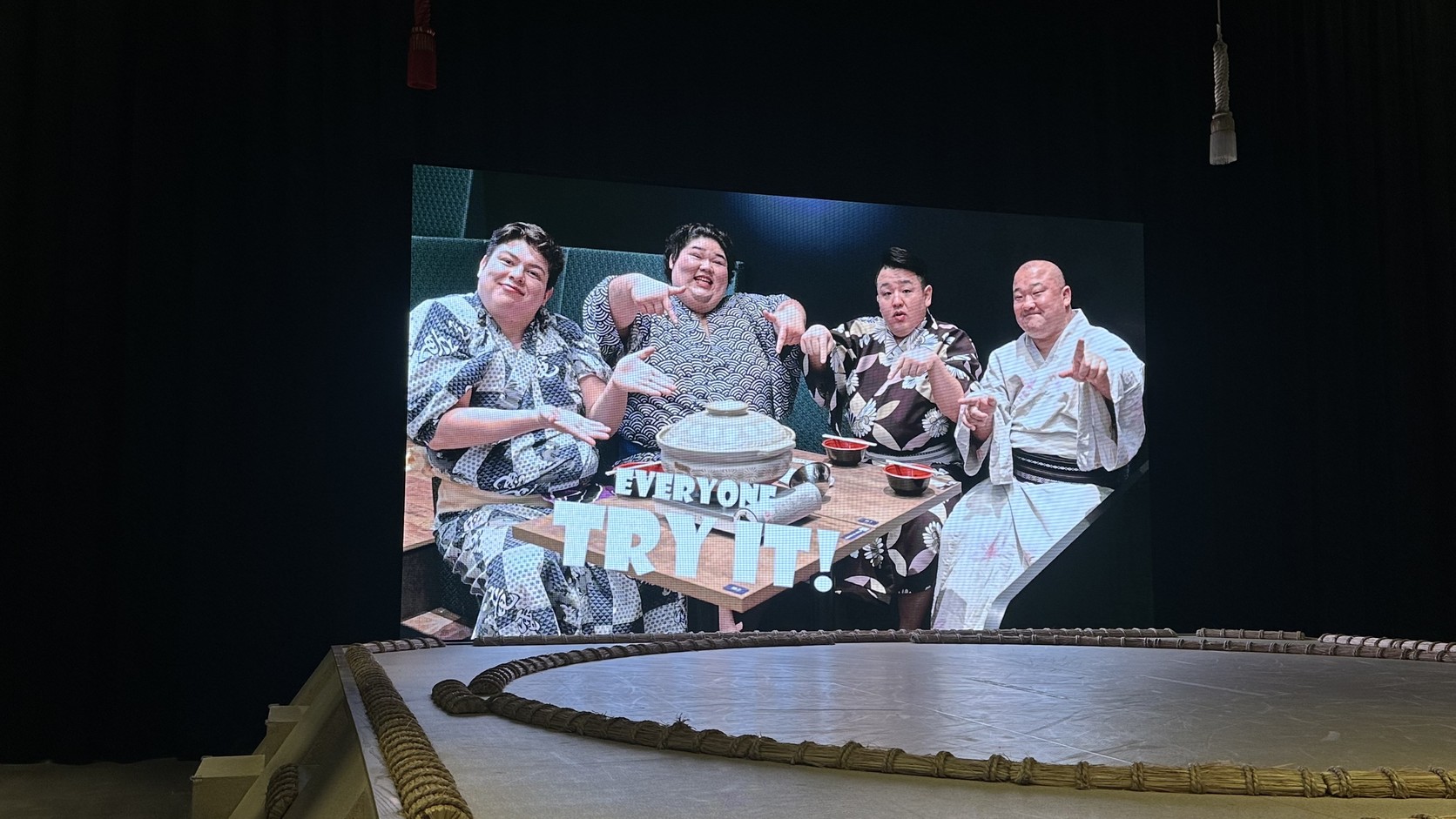開演前播放的宣傳影片畫面，畫面中有繁體中文字幕