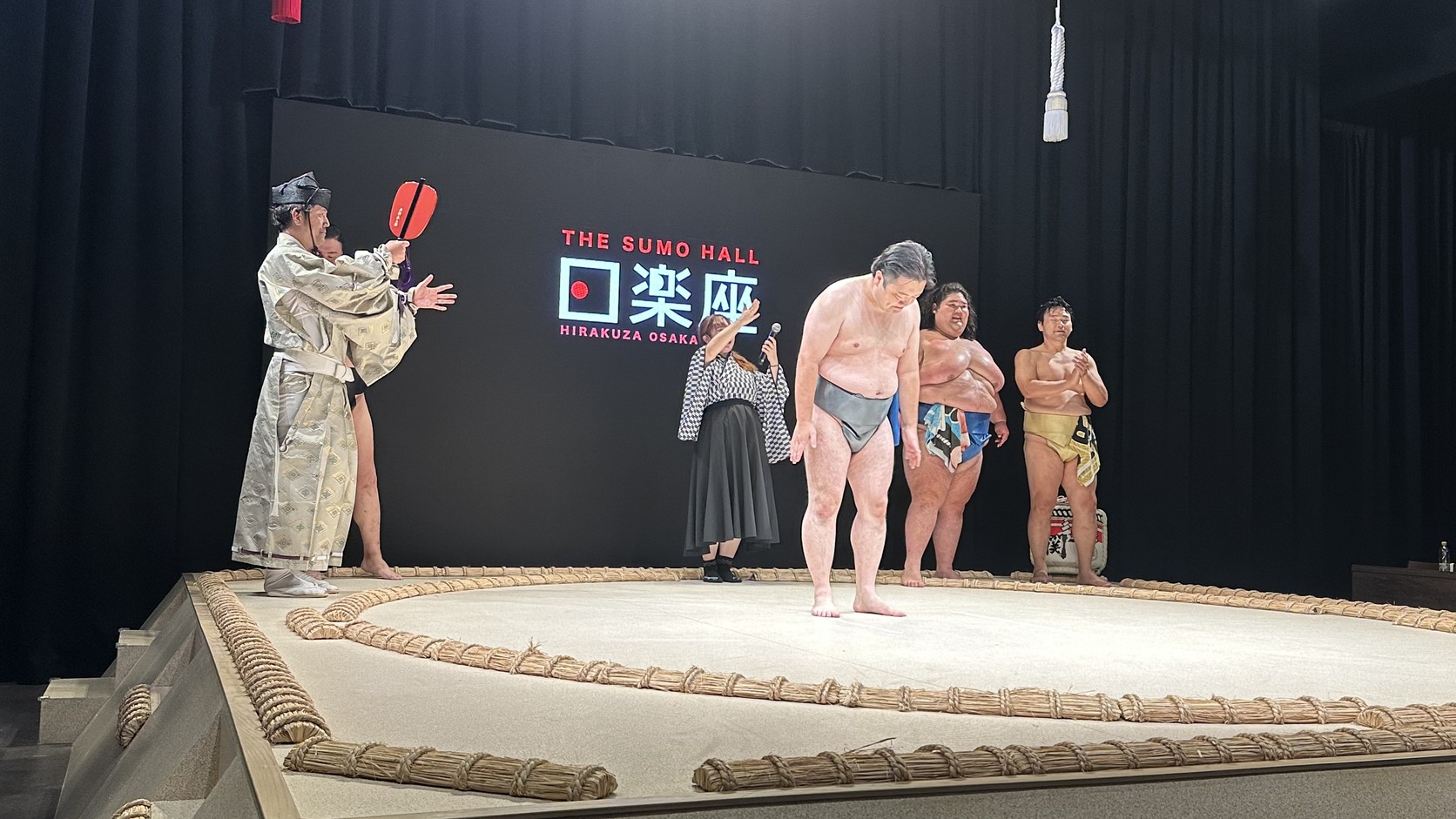 挑戰結束後，力士與主持人和挑戰者在土俵上合照