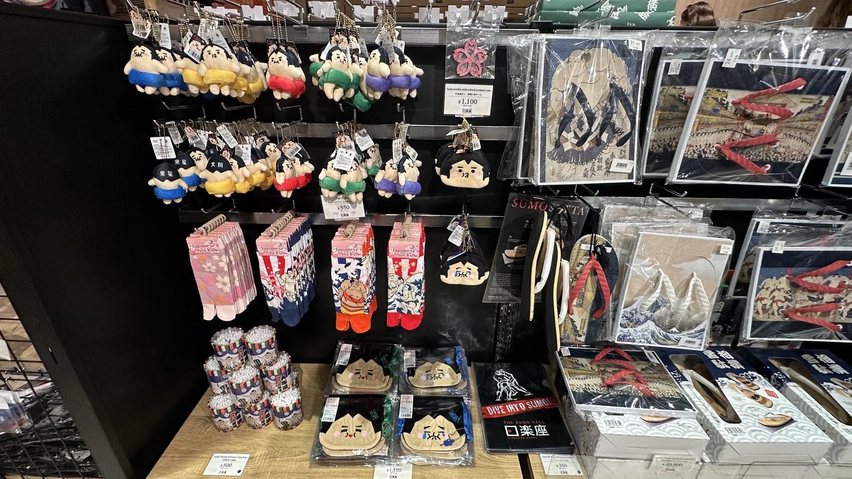 日樂座商店中的相撲圖案襪子、木屐、手巾與吊飾等紀念商品