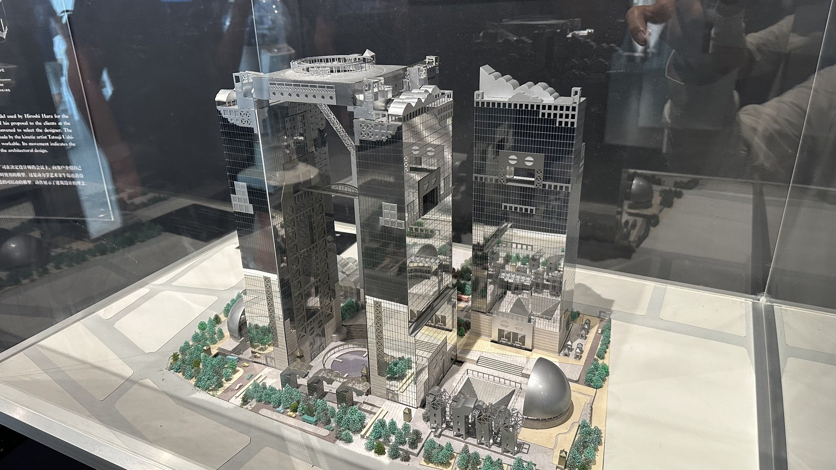 梅田藍天大廈周邊的建築設計模型，可看見高樓與頂端相連的空中庭園