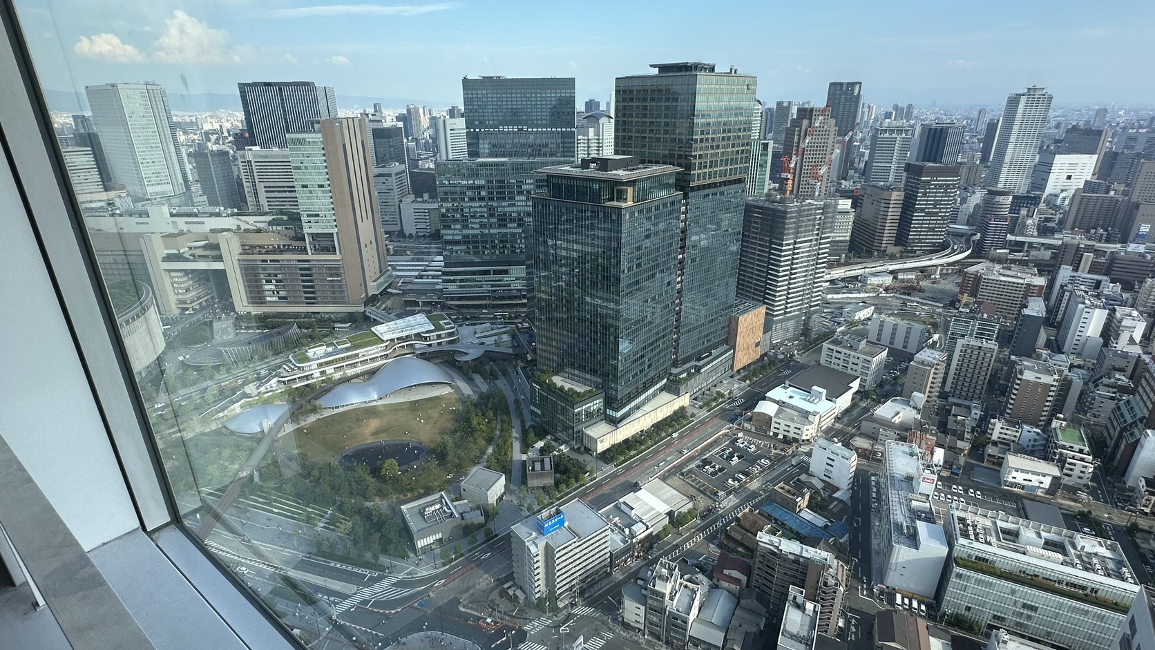 從高處俯瞰 Grand Green Osaka 中央綠地與周邊高樓