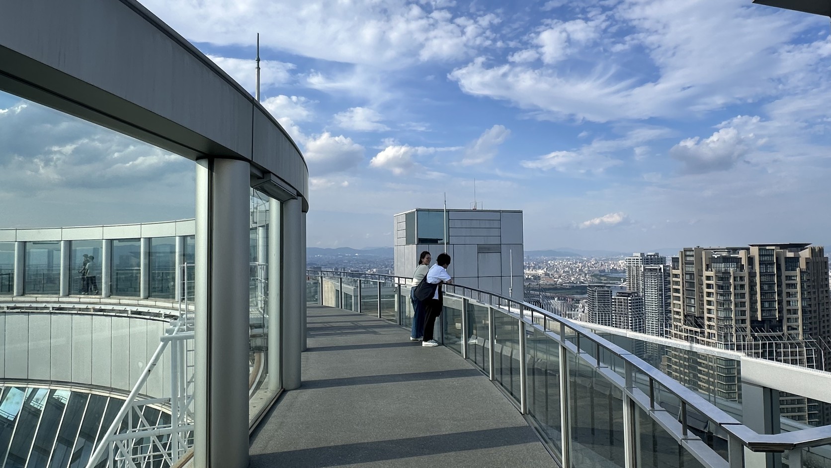 RF 屋頂圓形環狀的露天空中漫步步道，遠處是大阪市景