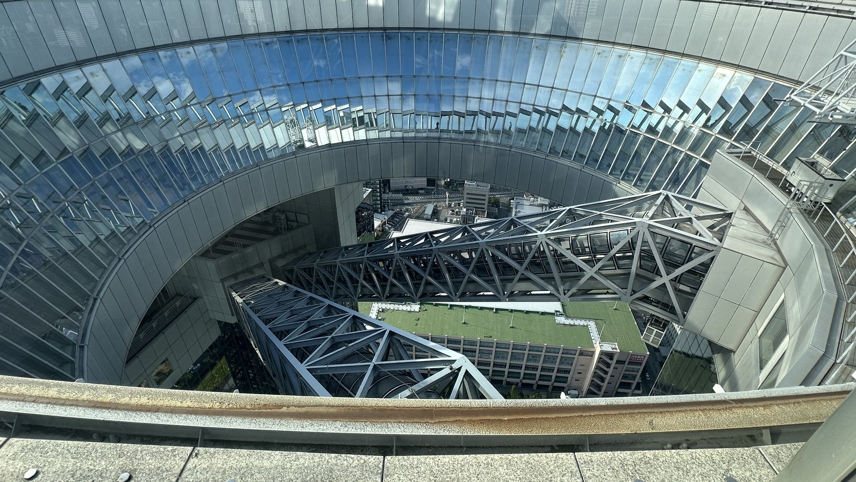 從屋頂向下俯視空中庭園的圓形開口與透明手扶梯的鋼骨結構