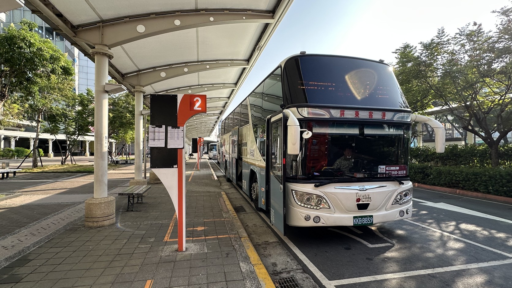 高鐵左營站公車月台2號站牌旁停靠的墾丁快線客運
